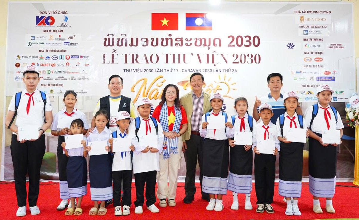 Nắng Việt trên dòng Mê Kông: Nối nhịp cầu hữu nghị Việt - Lào bằng trang sách và tri thức